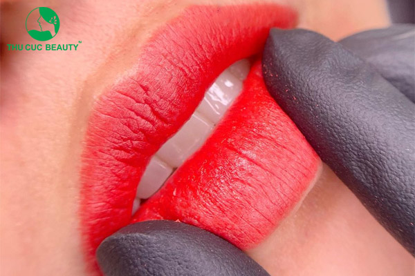 Nên cấy môi sinh học hay phun môi? 2 phun moi mau do tuoi