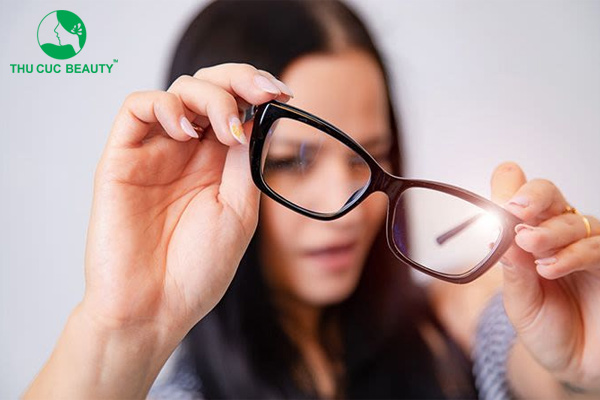 Nâng mũi bao lâu được đeo kính? Hướng dẫn chăm sóc sau nâng mũi 2 Nâng mũi bao lâu được đeo kính?