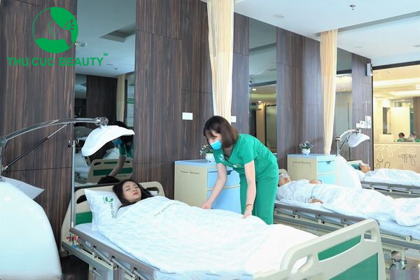 Thời gian nằm viện sau khi phẫu thuật nâng ngực là khoảng 1 - 2 ngày.