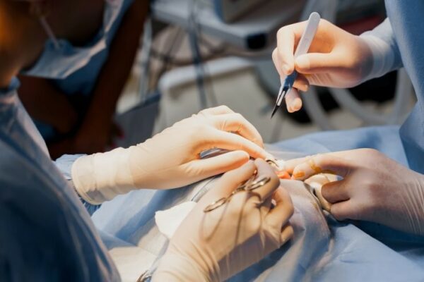 Cảnh báo nâng ngực bằng tiêm filler 2 Nâng ngực bằng tiêm filler tiềm ẩn nhiều rủi ro nghiêm trọng như tắc mạch phổi, nhiễm trùng, hoại tử.