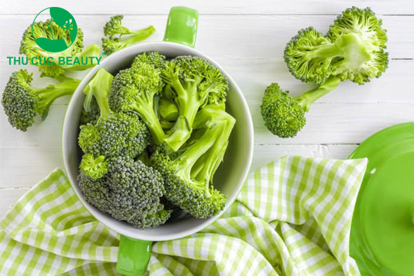 Những loại rau có màu xanh đậm như súp lơ chứa nhiều sắt, giúp vết thương cắt mí nhanh lành.