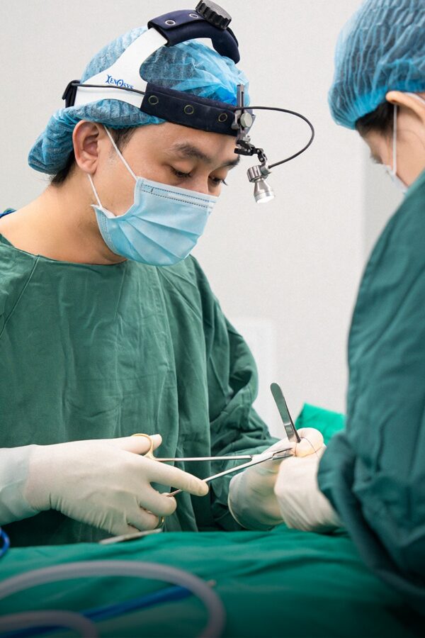 Nâng ngực bao lâu được cắt chỉ?