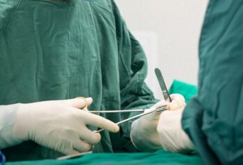 Nâng ngực bao lâu cắt chỉ? Quy trình chăm sóc hậu phẫu chuẩn y khoa