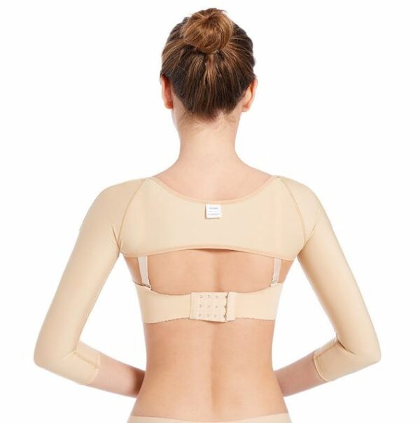 Đeo gen định hình là điều cần thiết sau khi hút mỡ bắp tay.